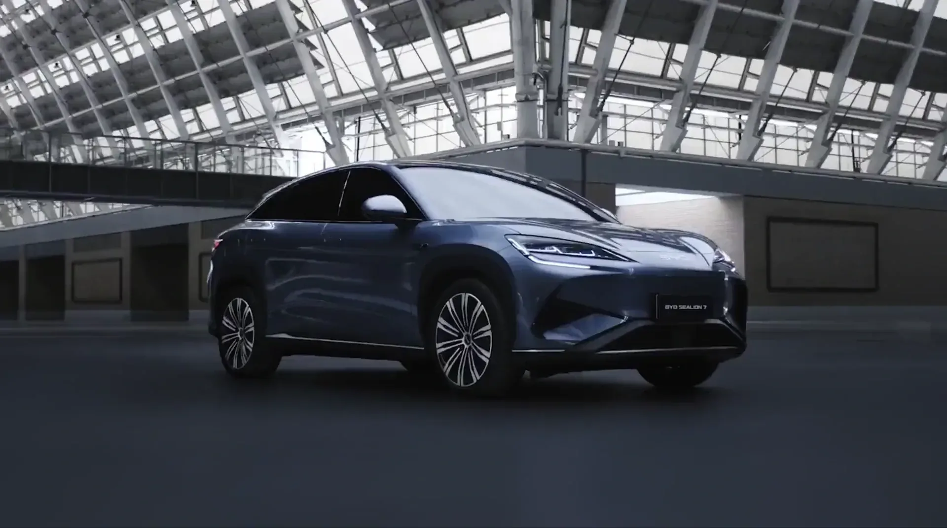 BYD SEALION 7 จอดในอาคารโครงเหล็ก