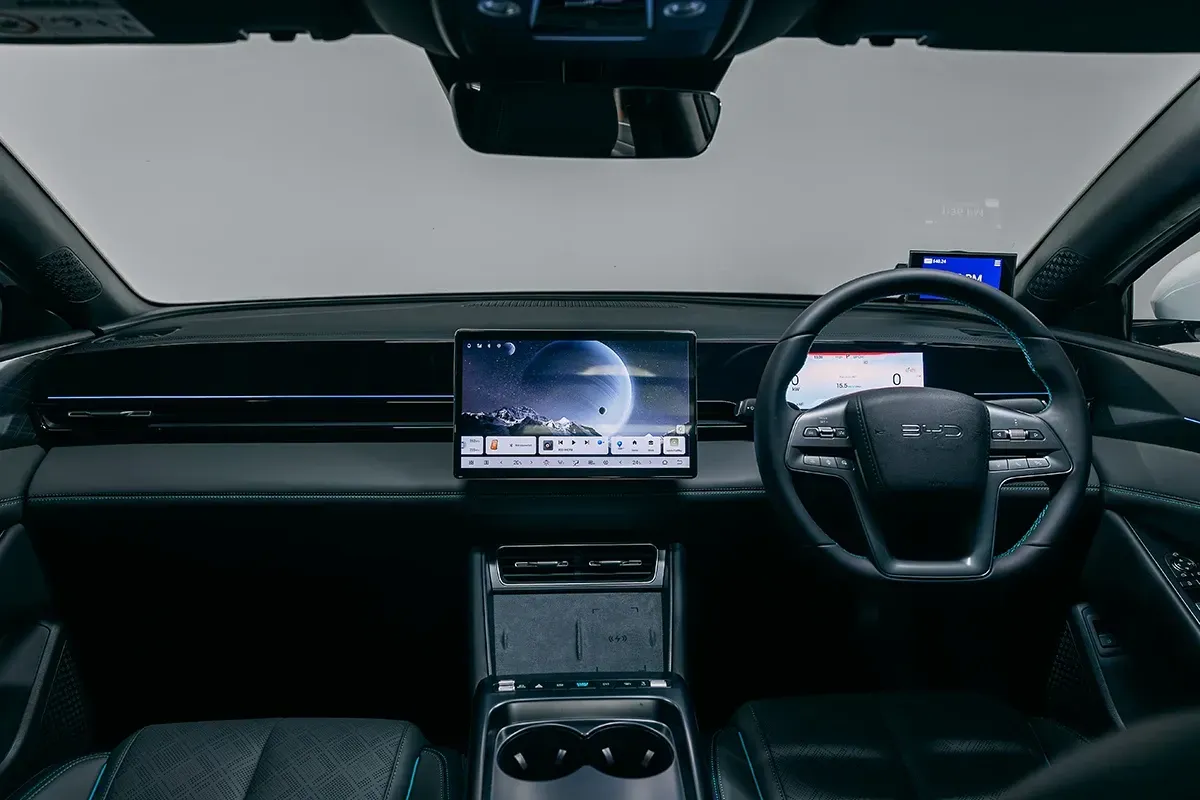 BYD SEAL 6 หน้าจอสัมผัสมัลติมีเดีย และหน้าปัด LCD