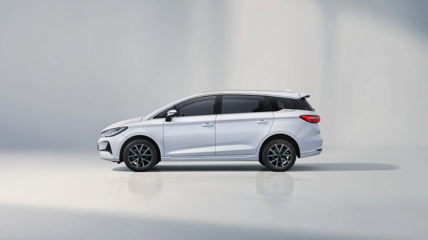 BYD M6 Exterior View 5